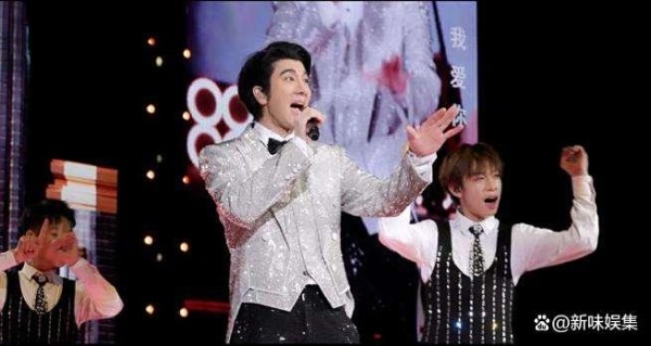 王力宏演唱会惊喜嘉宾成龙，两代巨星同台燃爆全场！