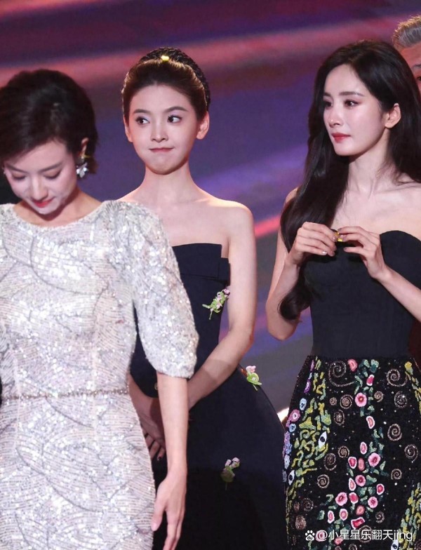 杨幂章若楠周雨彤同台合唱！2025广电视听精品之夜现场直击，三大女神同台比美引爆网络在精品之夜上