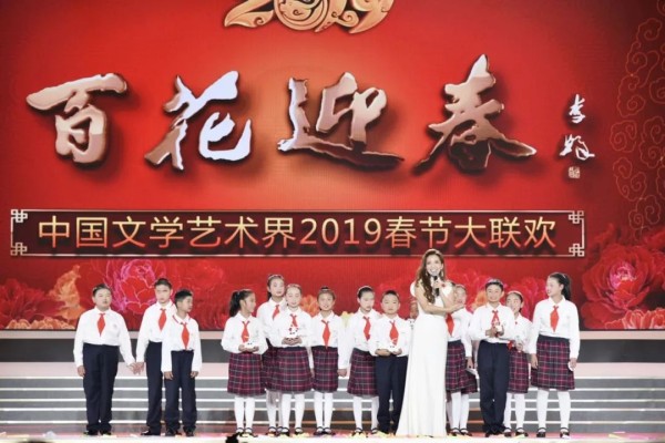 会泽县驰宏小学十五名学生在人民大会堂与众多明星同台演出丨特别报道