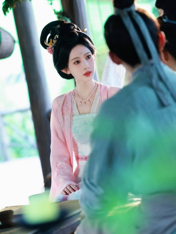 孟子义剧组被投食！王楚然千里送奶茶，双颜同框封神