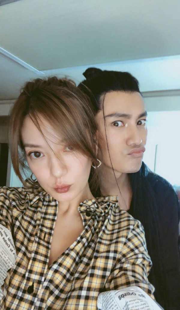 赵薇剧组探班陈坤晒照显友情，粉丝却喊要脱粉