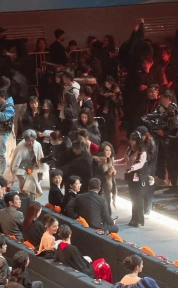 你有没有见过这样的场面？一位女明星只是从活动现场的过道走到自己的座位，短短一段路，竟然像捅了“闺蜜窝”