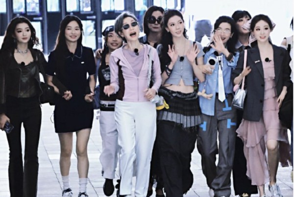 62岁叶童现状：气场十足像女霸总，把同行女明星比得像“小跟班”