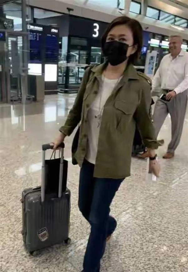 64岁关之琳剪了短发减龄25岁，穿绿外套+牛仔裤，完全没有大妈味