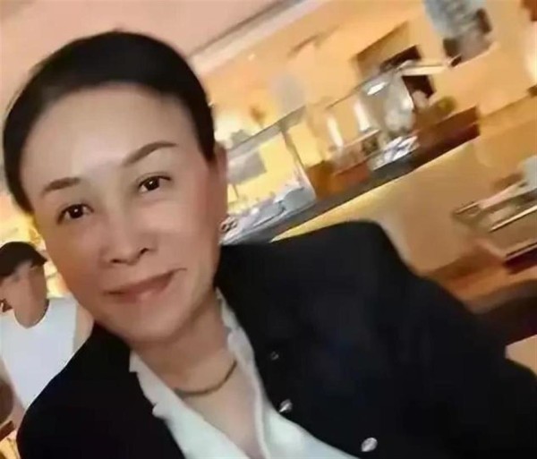 57岁那英现身国外就餐，素颜曝光真实状态，真成五旬老太了