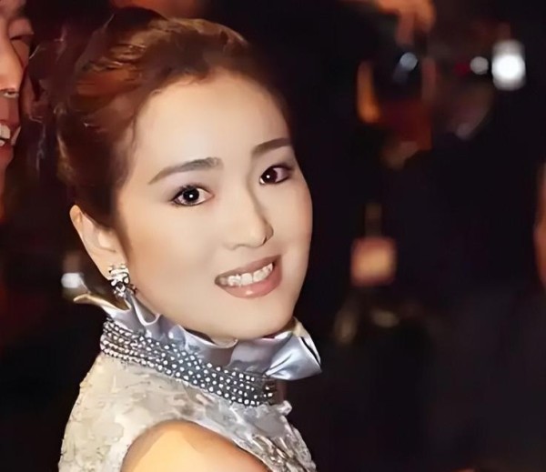 外表是仙女，实际却是“老烟鬼”的几位女星，刘亦菲最让人意外