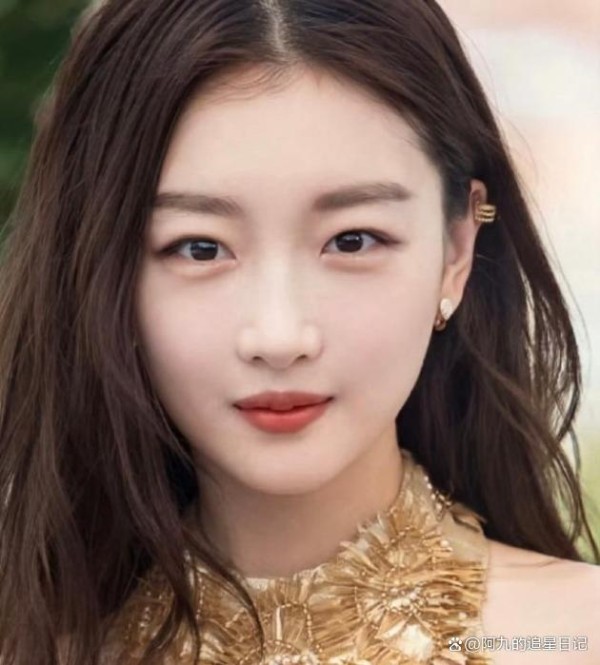 周冬雨回应眼睛变大整容质疑，贴假睫毛式回答太机智，各花入各眼格局拉满