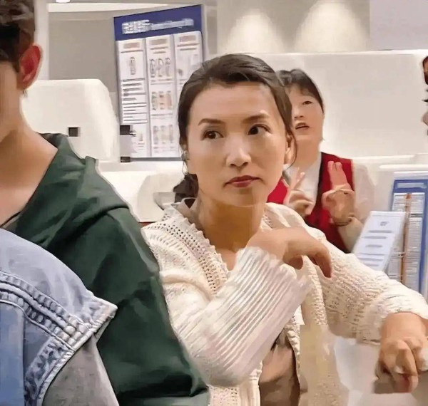 45岁陈好现身北京，衣着邋遢三角区显眼，网友：怎么老成这样了！