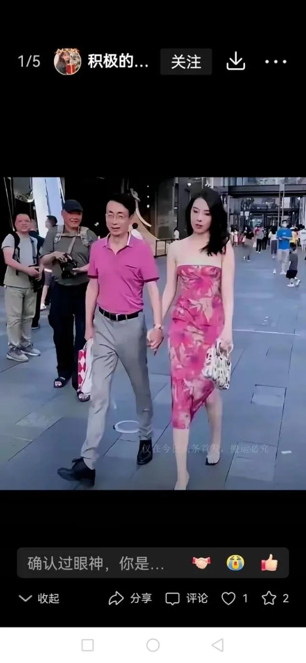 理性探索者：#无锡马拉松野鸳鸯##隔空陪跑无锡#  马克·吐温说过：“真相还在穿鞋的时候，谣言已经跑遍半个地球。”这不，无锡马拉松赛道上一个搀扶动作，愣是被吃瓜群众编排成了上市公司大佬的桃色连续剧。镜头里绿衣女子搀着黑衣男士跑完全程，临别时顺手拍了拍对方后腰——好家伙，这届网友的五环外八卦雷达比马拉松计时器还灵敏，连夜把远光软件逼得在官微绣声明：“亲，这是我们名誉董事长失散多年的替身演员！”

要...