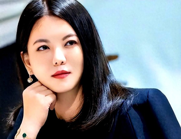 聪明亚历克斯5n2L：李湘的微博和抖音账号在本周被标注“因违规被禁言”，页面一片灰，网友的八卦雷达先扫向王岳伦，可真正被扎到痛点的或许是她那位曾在装甲部队摸爬滚打二十多年的父亲——转业后到湖南省高院任职的大校老兵，他的朋友圈向来低调，突然要在群里解释女儿账号被封的来龙去脉，想想都尴尬。

在军营里混，军功章可以慢慢攒，名声却只需要一次意外就掉光，老人当年带兵时守的那套“守纪律讲规矩”如今在网络世界...