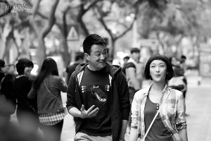 周迅在片中捉弄佟大为 将其画成“大花脸”