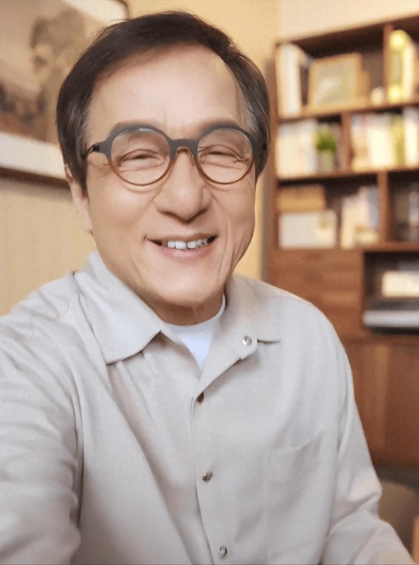 成龙视频秀身手显老态，坦言对子女成长充满遗憾与愧疚