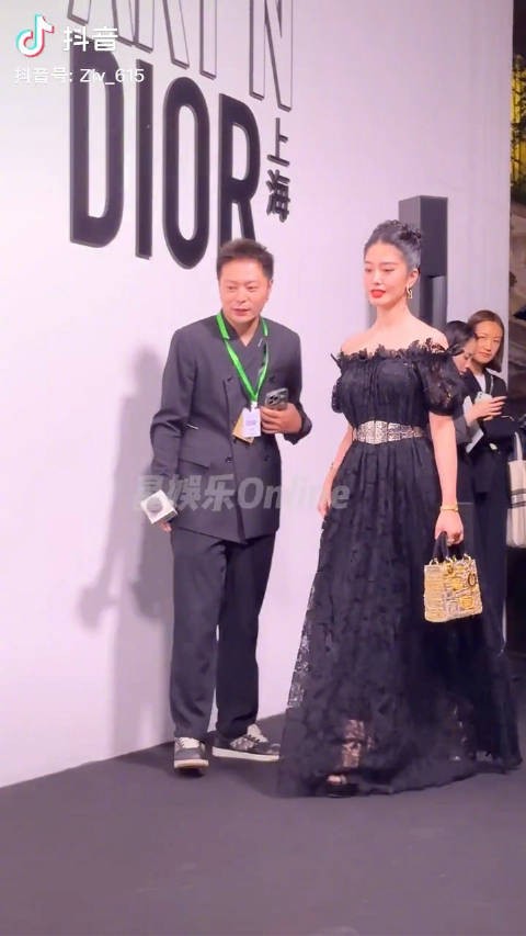 出席Dior活动的明星们：杨采钰、周也、迪丽热巴、邓为、荣梓衫、……