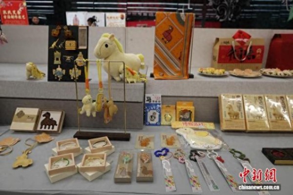 2月10日，孔子博物馆文创区展销以战国黄玉马为原型设计的文创产品。中新社记者 赵晓 摄