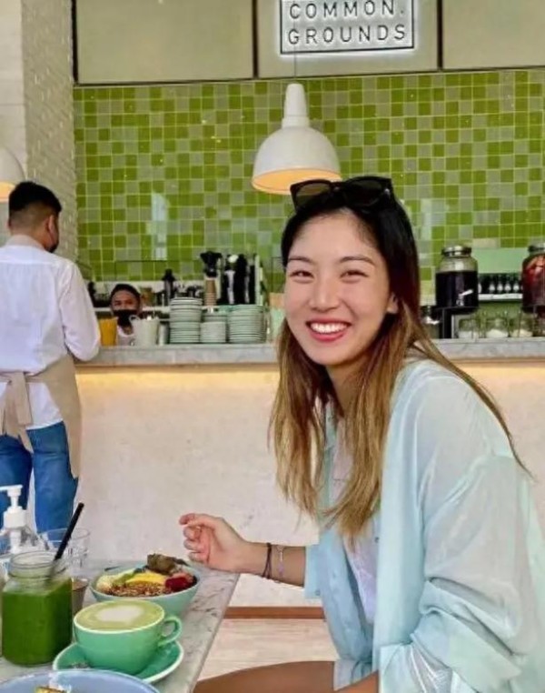 王欣瑜的生活照灿烂，笑容疗愈，满屏大长腿