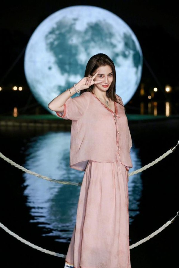 杨颖久违现身惊艳粉丝！这是要和黄晓明前妻叶珂比美吗？