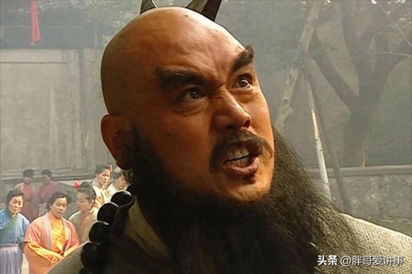 66岁演员臧金生近况曝光，胡子花白皱纹清晰可见，合影动作真谦逊