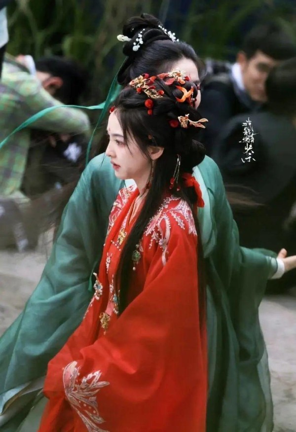 刘诗诗与章若楠同框！古装绝美，搂抱瞬间故事感拉满！