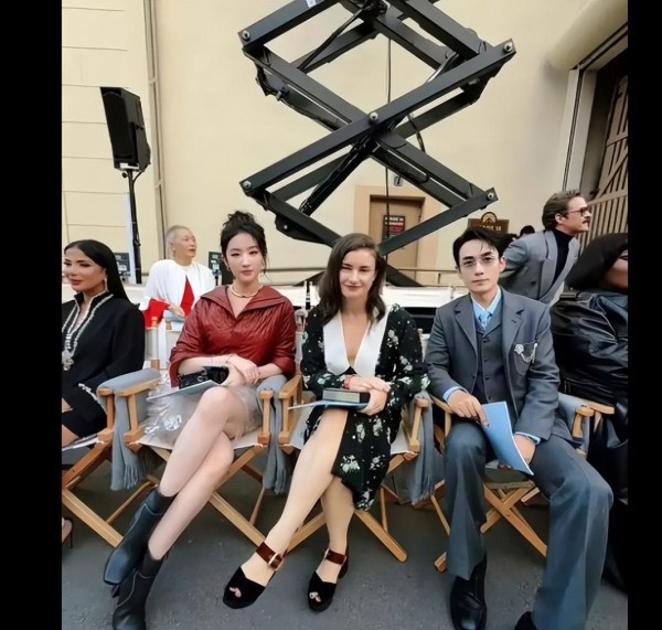 刘亦菲朱一龙一起合照，颜值在线，网友大赞不已！