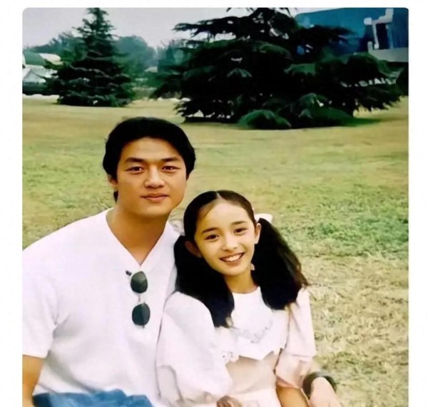 当年26岁的李亚鹏和11岁的女孩合影，现女孩已是大明星，你认识吗
