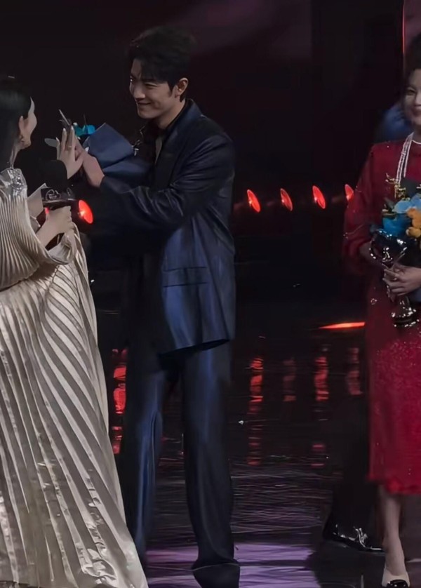 2微博之夜肖战与谢娜热聊！谢娜说肖战出新作品都会给他发信息，一开始很诧异，他们关系什么时候这么好了