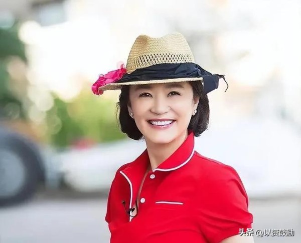 以资鼓励：在华语娱乐圈，林青霞的名字如同一颗璀璨的明星，闪耀着无数人的心灵。她不仅以卓越的演技著称，更因其广泛的人际关系而受到瞩目。与邓丽君的深厚友谊，是她生活中不可或缺的一部分。两人曾在无数个夜晚畅谈梦想与未来，彼此的支持让她们在各自的领域中更加坚定。

与张曼玉的私交更是密切，合作的影片中，她们如同姐妹般默契，彼此的情感在银幕上自然流露。成龙则是她职业生涯中的重要搭档，两人携手打造了多个经典角...