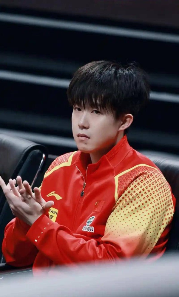 王楚钦隐身期意外成直播间榜首？与新晋美女主播互动引发恋情猜测