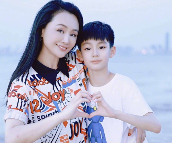 曹颖儿子吐槽妈妈选品老土？明星家庭的烟火气藏在这些细节里