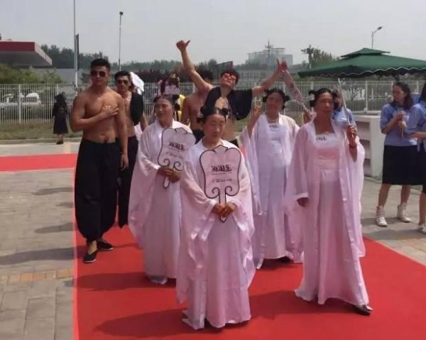 明星代言费与创意营销的碰撞与趋势