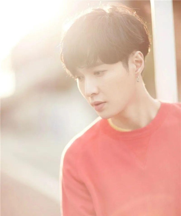 张艺兴和黄渤走得很近，最近两人还合作了一些商务上的项目