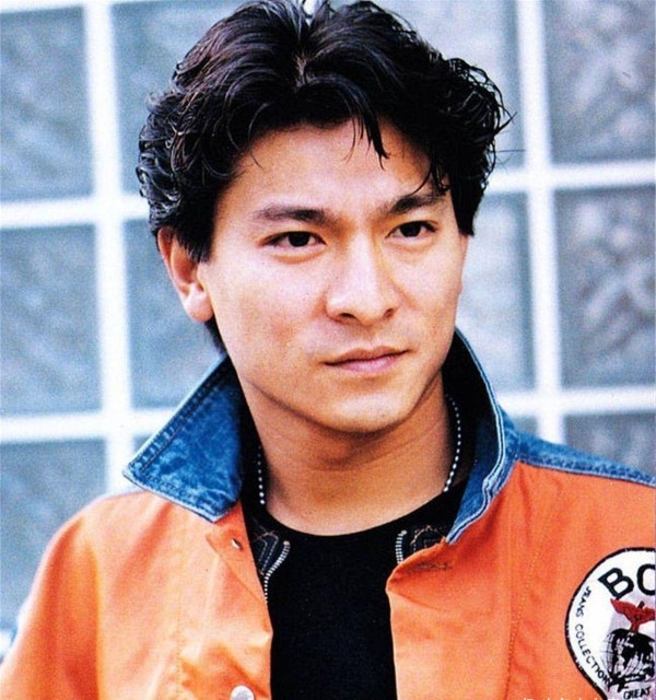 当刘德华落魄时，一个女人甩手借了他4000万，如今华仔养她后半生