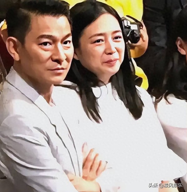 刘德华老婆朱丽倩现身，背40000元名牌包包，发胖到脖子上几道褶