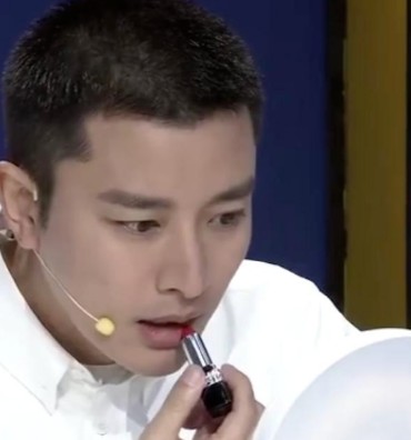 遇见joke：网友发文爆料称，贾乃亮涉嫌签订阴阳合同，隐匿佣金高达2.6亿？

都说贾乃亮赚起钱来，有着拼命三郎一般的精神，曾经在欢瑞世纪以每股2.5元的价格购入20万股，上市后，最初50万元变成570万元，整整赚了10倍。

后来还成立了自己的影视公司，又投资了很多部电影，钱是赚了很多，但是后院却起火了。

离婚后的贾乃亮依旧注重于事业，辗转于各种综艺和影视剧，更是抓住了直播带货的风口，一跃成为...