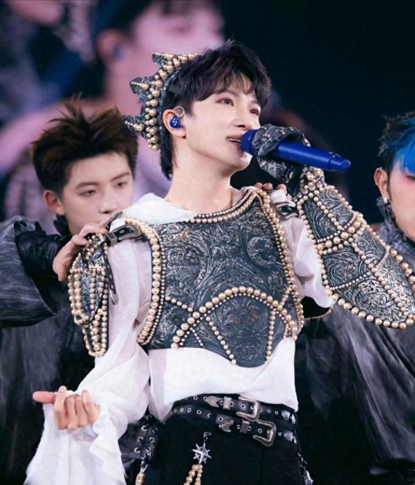 央视春晚排练后，周深被微博之夜宣布！杰出歌手2026年再创新高