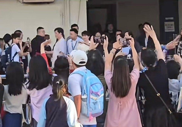 [周深][新闻]241020 周深香港人气爆棚,展现歌唱巨星魅力——本命星新闻