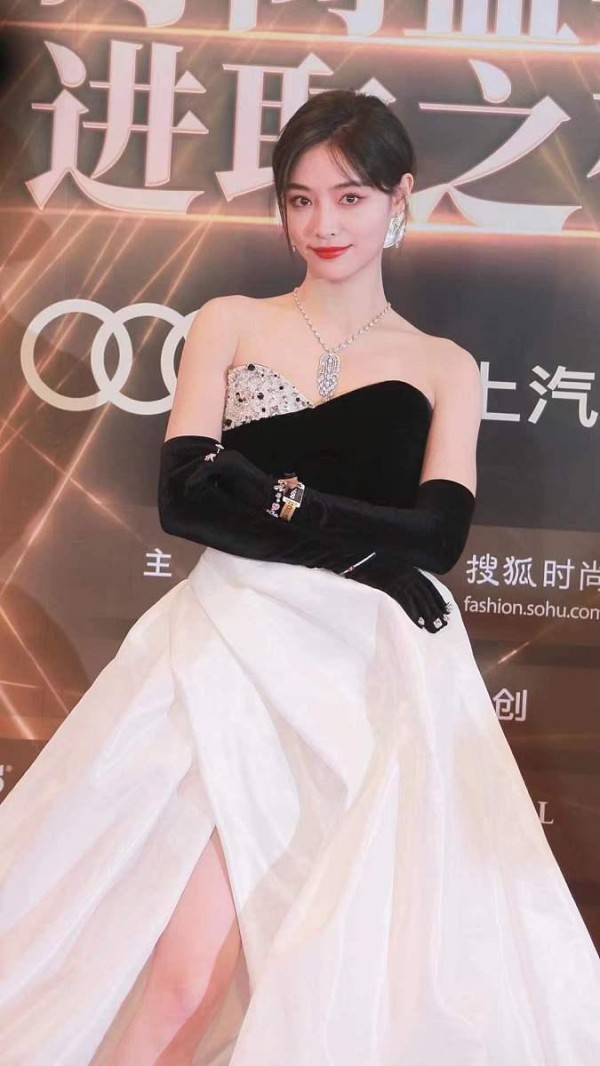 白鹿红裙封神背后：一场教科书级的明星营销策略拆解