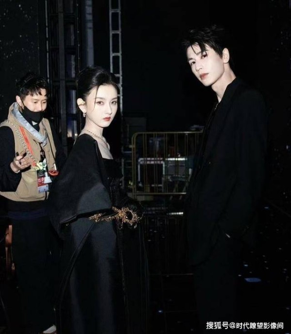 炸锅微博之夜封神名场面！张凌赫宋祖儿同框，清冷遇明艳杀疯了