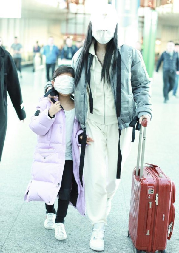 甜馨控诉“八百个监控”背后，谁在“云审判”星二代的童年？