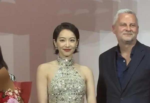 红毯明星表面风光，镜头拉近后全场炸锅，这画面实在太心酸了！