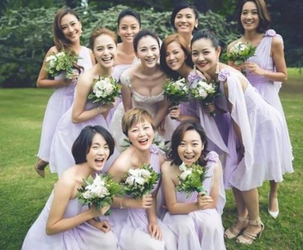明星的伴娘团，陈妍希的颜值高，杨颖的阵容强大，她的只有一人
