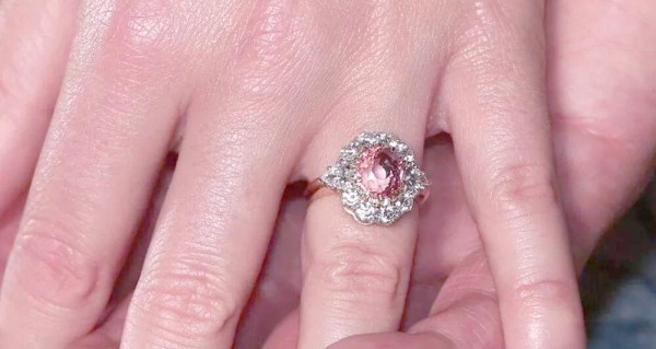 皇室与明星的特色婚戒：彩色宝石的选择