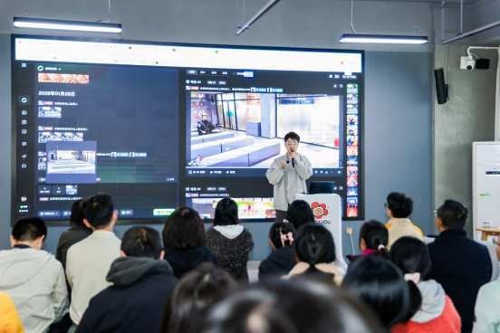 快手公益发布“帮帮学堂”计划，将投入千万资金、30亿流量助力数字人才培养