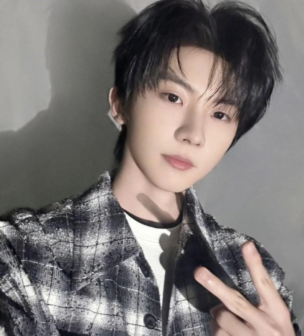 明星情感、友谊与事业发展：转型之路的机遇与挑战