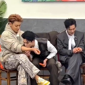 黄子韬与王鹤棣等明星在评论区的互动，展现了怎样的关系？