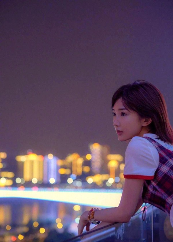 娱乐圈最新动态：明星恋情、事业与发展策略全景