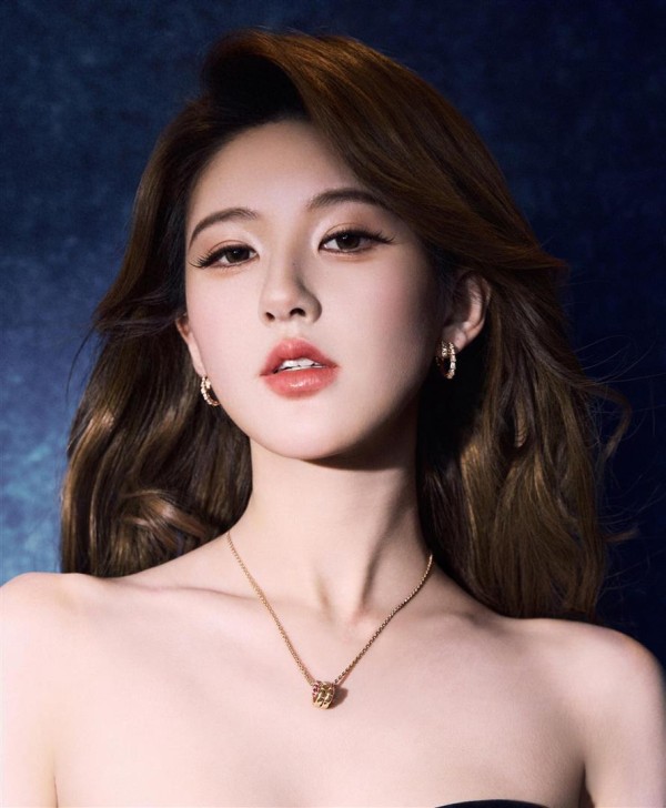 赵露思宝格丽代言写真，一身黑色抹胸裙好惊艳，气质高贵冷艳