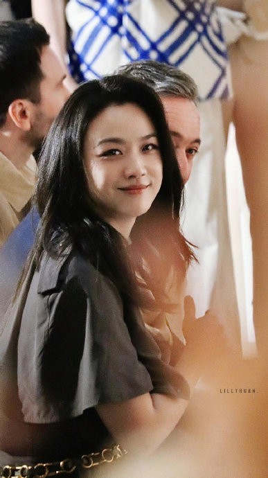 观众审美变化如何具体影响到了娱乐圈的艺人包装策略？