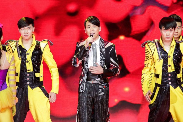 陶喆7分钟抽象串烧引争议！马年春晚首秀是翻车还是艺术突破？