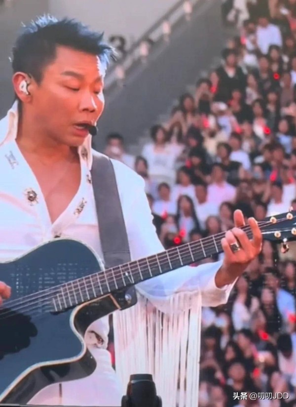 陶喆有多抽象，网友调侃：不唱歌的他，现在该在养老院被照顾