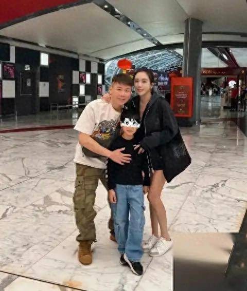 56岁陶喆国外旅游被偶遇，小18岁娇妻好漂亮，结婚10年幸福得过分